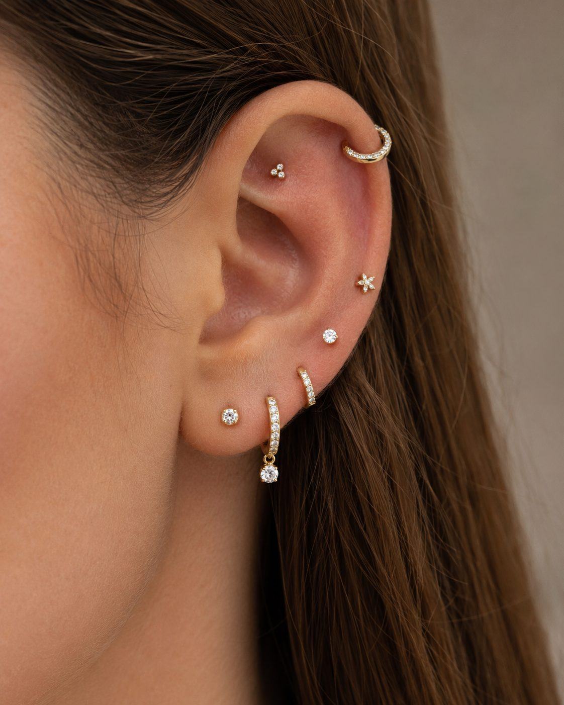 Nahaufnahme Ohr mit mehreren Piercings